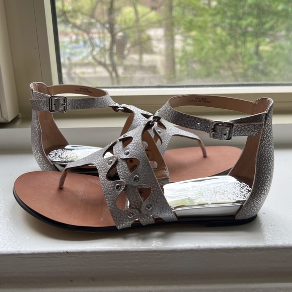 BRAND NEW!!! Size 6 Vince Camuto Sandals - Picture 2 of 9